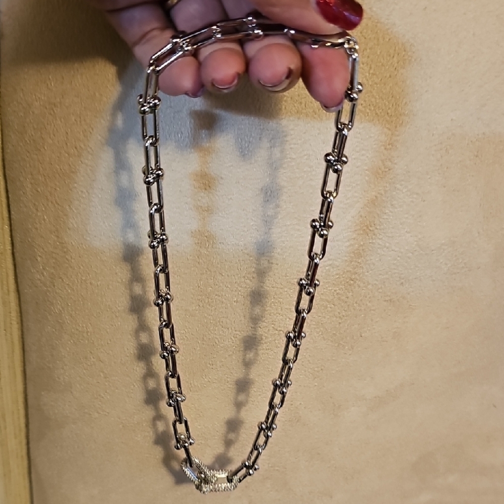 Contemporary Silver-Link Necklace with Decorative Bead Accent